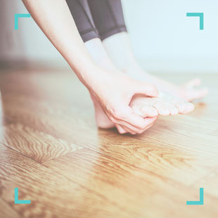 Füße auf dem Boden – Symbolbild für Polyneuropathie und Nervenschäden in der neurologischen Praxis Neuro im Zentrum St. Gallen