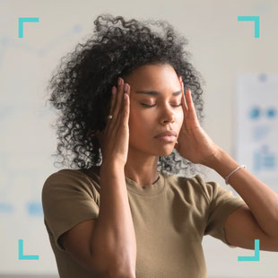 Frau hält sich den Kopf vor Schmerz – Behandlung von Kopfschmerzen und Migräne in der neurologischen Praxis Neuro im Zentrum St. Gallen