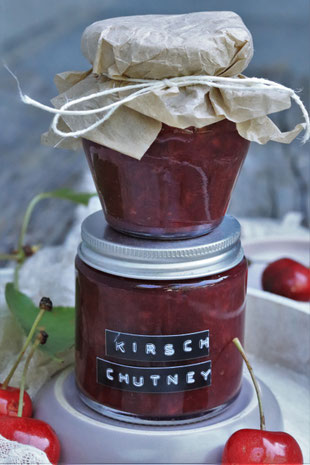 fruchtiges Chutney mit Kirschen und roten Zwiebeln