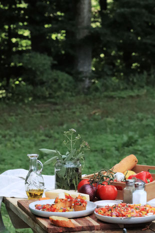 Essen in der Natur auf einem Tisch