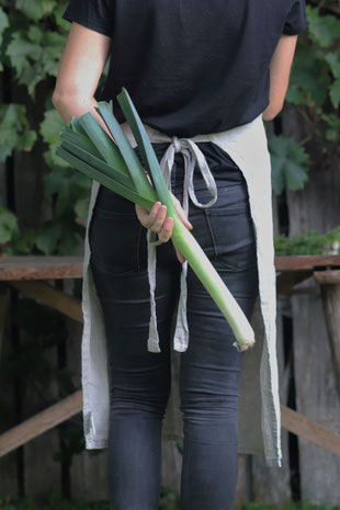 Frau mit Porree in der Hand