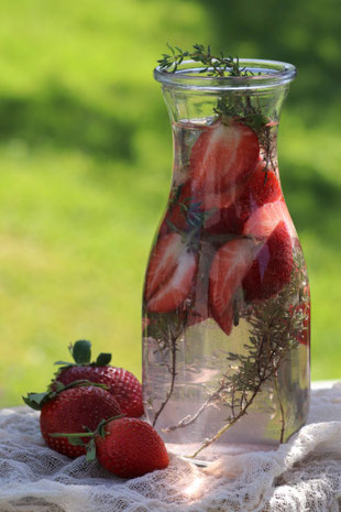 Wasser mit Erdbeeren und Thymian