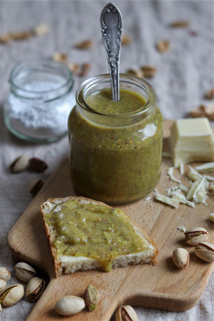 Pistaziencreme auf einem Brot