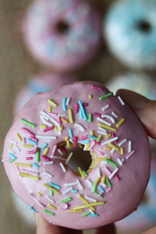Donut mit bunten Streuseln