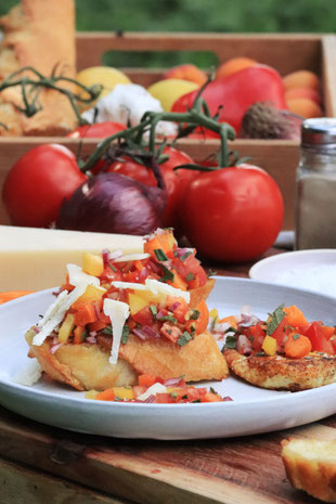 fruchtige Marillensalsa auf gerösteten Brot