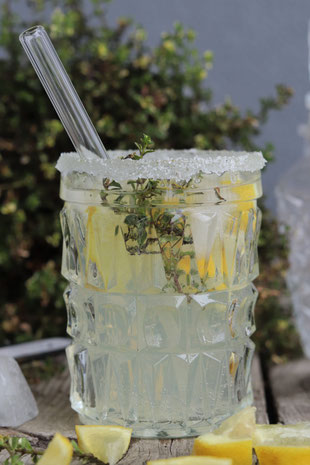 Wodka Wellness mit Zitronen in einem Glas