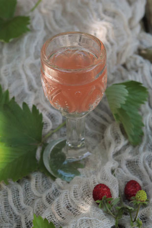 Rhabarberlikör im Glas