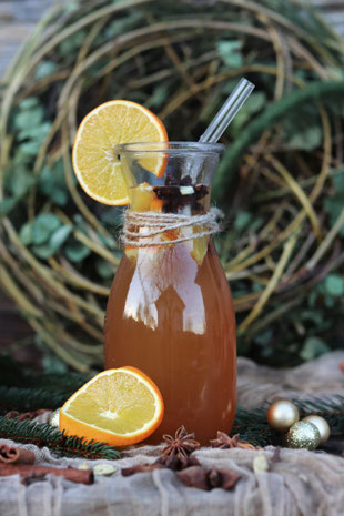 weißer Glühwein in einem Glas