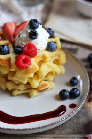 süße Topfenwaffeln mit Beeren