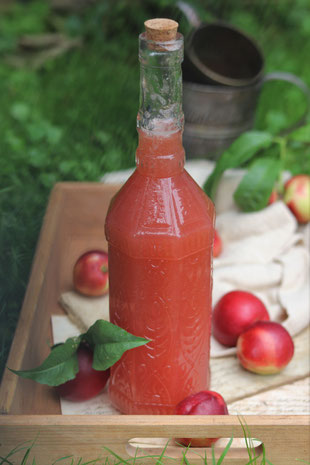 Nektarinensirup in einer Flasche