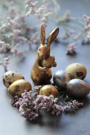 Osterhase mit Eiern