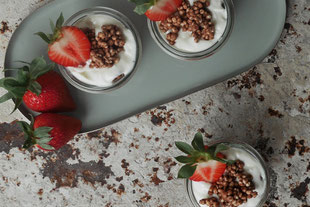Erdbeerdessert mit Hirsepops
