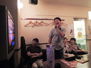 カラオケ開始間もない写真を見直したら……すでに半分ルララ