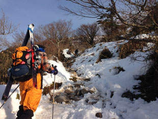 ３合目を目指して登山道をゆく(Ｎ村さん提供写真)