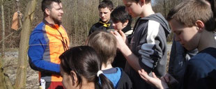 Kinder im Wald