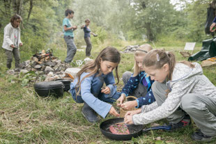 Naturbezogene Umweltbildung mit Kindern im Wald