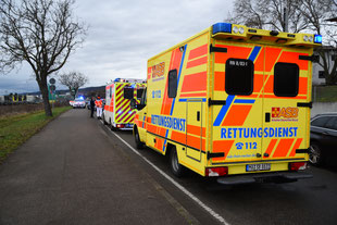 Rettungswagen auf einer Landstraße