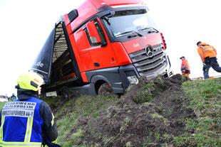 Lkw kommt von der Fahrbahn ab