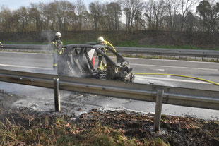 Ausgebranntes Auto auf der Autobahn