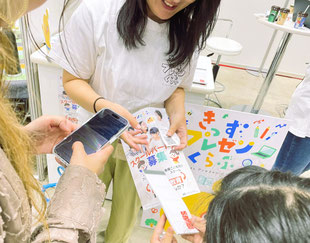 ノベルティにご満悦の様子