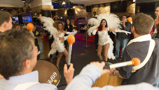 Humorvolle percussie workshop op locatie in Gelderland met authentieke Braziliaanse instrumenten tijdens teambuilding.