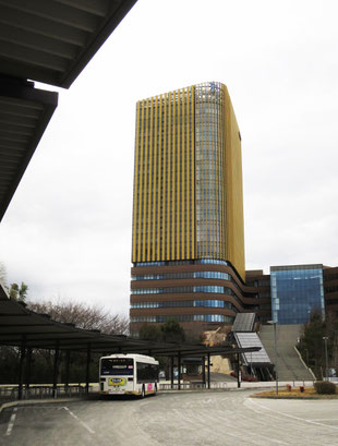 　日野税務署で確定申告をした帰り。高幡不動から多摩センターへの直通バスが無いので、「帝京大学構内」バス停で乗り換える。春休みの最中なので当然のように学生の姿は無かった。　2025.3.6　【写真④：多摩市和田1254・帝京大学】