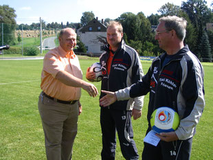 OB Dieter Kießling, der damalige Vereinschef Peter Winkler und Projektleiter Harald Meckel bei der Platzeinweihung