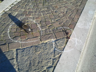 Una scarpa e gli occhiali della vittima