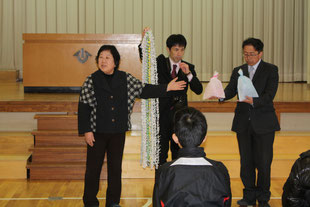 小原道子さんからのお祝いの折鶴のプレゼントです。