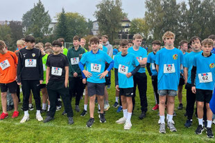 Schüler und Schülerinnnen in Sportkleidung beim Bewerb