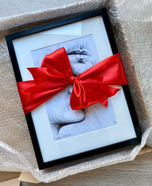 Uniek met de hand getekend portret in opdracht feestelijk verpakt om cadeau te geven.  