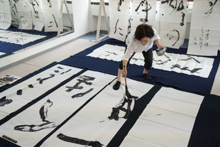 向日市教室にて作品創作に取り組む様子