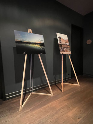 Holzstaffelei mit gerahmtem Bild bei einem Fotowettbewerb, stilvolle Präsentation für temporäre Ausstellungen, mietbar in München
