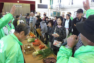 威勢よく「セリ市」