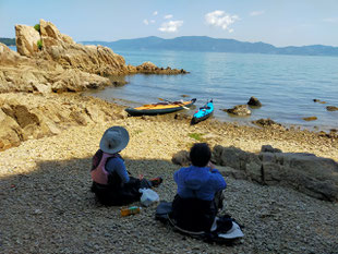 前島の浜に上げる　見えるのは小豆島