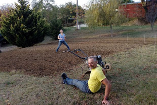 Helene et Alexis Marechal, dans le jardin, avec un motoculteur et une partie labourée