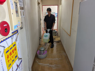 江別市オフィス通路の床洗浄でポリッシャー作業中の様子