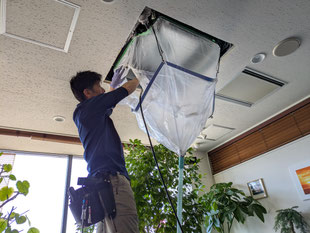 札幌市美容室のエアコン分解洗浄作業中の様子