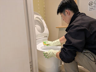 札幌市クリニックのトイレ清掃作業中の様子