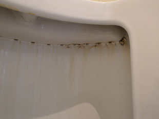札幌市クリニックのトイレ清掃前の便器の汚れや尿石