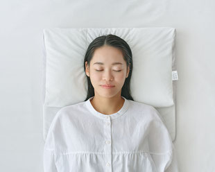 もっと首楽寝プレミアムで眠る女性の写真