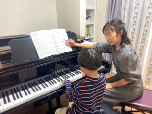 神戸市灘区のピアノ教室です。お子様の生徒さんと楽しくレッスンをしています♪