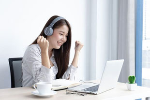 オンライン個人英会話レッスンでは、ネイティブの発音もマンツーマン学べるので、最初は話せなかった初心者も、生きた英会話を学べます。