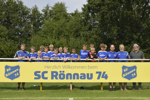 Junge schießt Ball zum Trainer