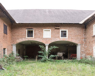 Radical transformation of an historic farm building in Upper Austria. Use of prefabricated, modular wooden architecture. Umbau eines Vierkanthofes. 