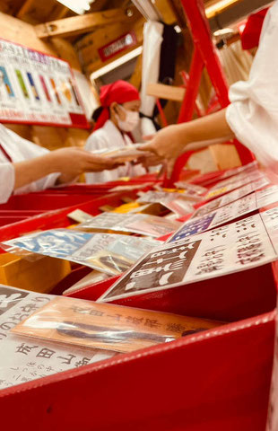 お巫女さんがお札やお守りを販売