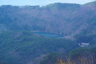 山頂からの四尾連湖、標高の高いところにある