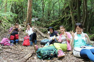 登山弁当でお昼ご飯中の女子旅（白谷雲水峡・苔むす森ガイドツアー）