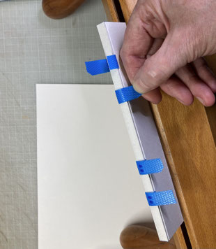  Recouper les rubans d’un côté à la largeur du dos. Ramener cette petite portion de ruban sur le dos et superposer le deuxième côté.