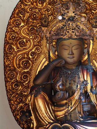 木彫如意輪観音坐像